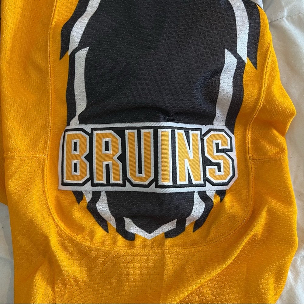 Boston Bruins CCM Pooh Bear NHL Hockey Jersey Vintage Yellow - Picture 6 of 15